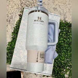 Stanley x LoveShackFancy Blue Tumbler 40
OZ alpine blue NIOB